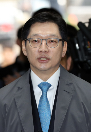 지난달 16일 속행공판 참석차 서초구 서울중앙지법으로 들어서며 취재진 질문을 받고 있는 김경수 경남지사. 연합뉴스